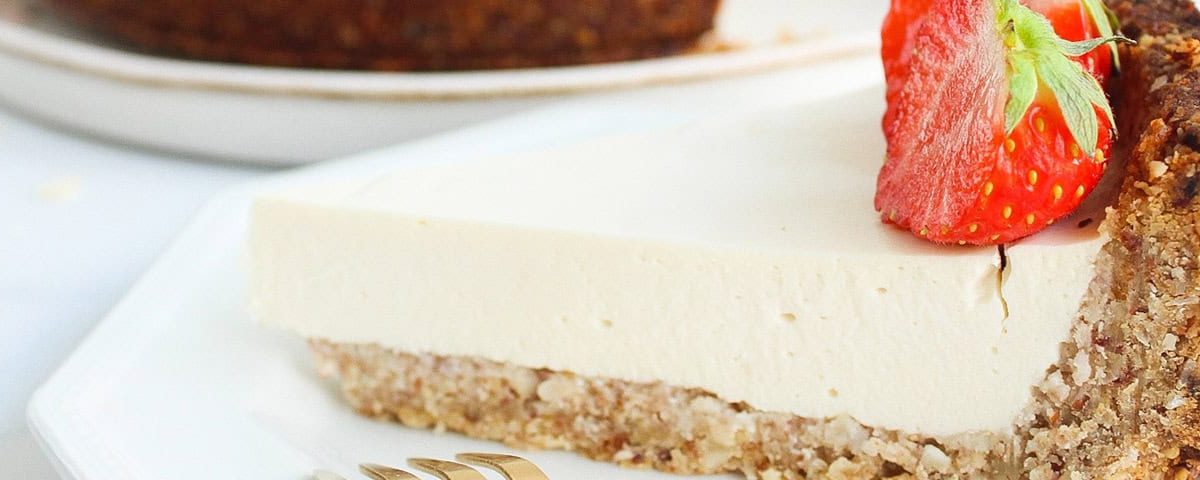 Cheesecake-achtige ontbijttaart in springvorm met een krokante bodem van havermout en noten, romige kwarklaag — verleidelijke gezonde traktatie voor ontbijt of bij de koffie.