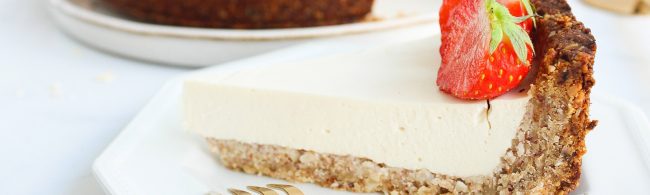 Cheesecake-achtige ontbijttaart in springvorm met een krokante bodem van havermout en noten, romige kwarklaag — verleidelijke gezonde traktatie voor ontbijt of bij de koffie.