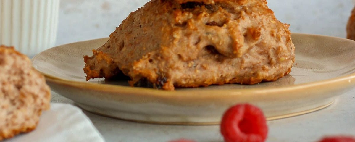 Kwarkbollen met frambozen op bakplaat – goudbruin gebakken, luchtig en eiwitrijk tussendoortje.