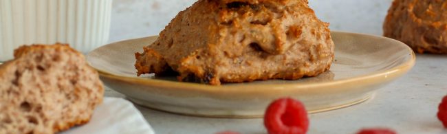 Kwarkbollen met frambozen op bakplaat – goudbruin gebakken, luchtig en eiwitrijk tussendoortje.