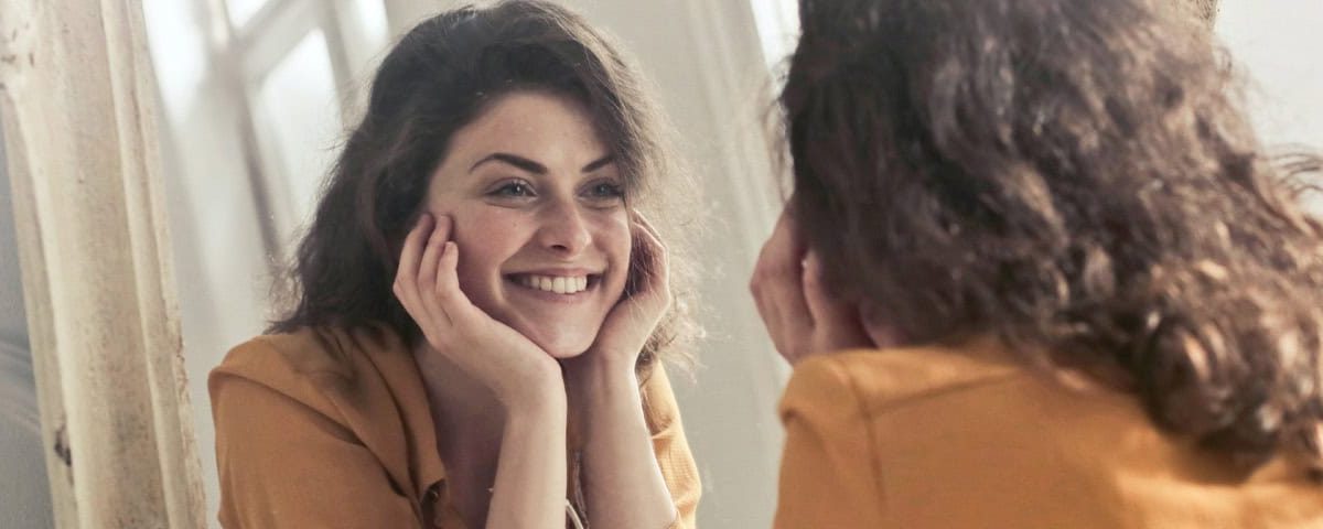 Silhouet van persoon met handen op buik, overlay van stressrimpels en cortisol symbolen — visualiseert hoe stress je buikomvang kan beïnvloeden.