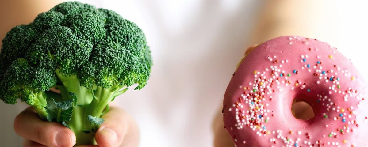 Illustratie met pictogrammen van gewichtsverliesfouten: crashdieet (weegschaal met gebroken lijn), slaap, drankje, sport, fruit, supplement en ongemerkt snackgedrag — visuele herinnering aan de meest gemaakte fouten bij afvallen.