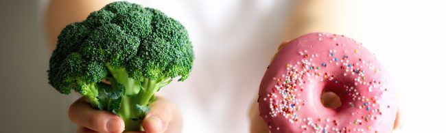 Illustratie met pictogrammen van gewichtsverliesfouten: crashdieet (weegschaal met gebroken lijn), slaap, drankje, sport, fruit, supplement en ongemerkt snackgedrag — visuele herinnering aan de meest gemaakte fouten bij afvallen.