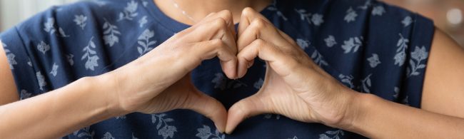 Collage van gezellige dagje-uit ideeën: autopuzzeltocht, stadswandeling, floaten, pluktuin, oesters rapen en bekende filmlocaties bezoeken.