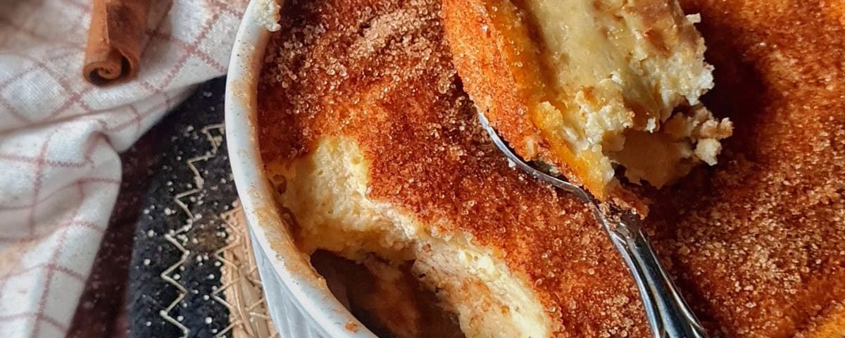 Peren churro cheesecake – romige cheesecake met kaneelsuiker en gekaramelliseerde peren op een volkoren bodem.