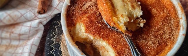 Peren churro cheesecake – romige cheesecake met kaneelsuiker en gekaramelliseerde peren op een volkoren bodem.