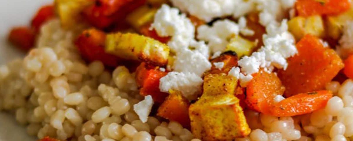 Parelcouscous met geroosterde groenten – frisse citroen-olijfolie dressing, kruiden en feta/kikkererwten voor een lichte, vullende maaltijd.