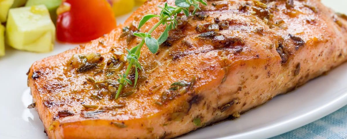 Gegrilde zalm met mango-avocado salsa – snelle, frisse en gezonde maaltijd met limoen en kruiden.