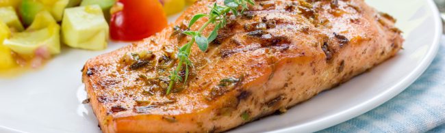 Gegrilde zalm met mango-avocado salsa – snelle, frisse en gezonde maaltijd met limoen en kruiden.