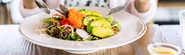 Mindful maaltijd – rustig eten met aandacht voor smaak, geur, textuur en verzadiging voor bewuster genieten.