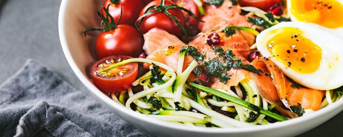 Courgette-noedelsalade met zalm – frisse citroen-dille dressing, komkommer en cherrytomaat voor een lichte, eiwitrijke maaltijd.