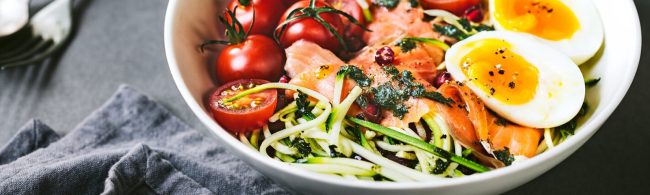 Courgette-noedelsalade met zalm – frisse citroen-dille dressing, komkommer en cherrytomaat voor een lichte, eiwitrijke maaltijd.