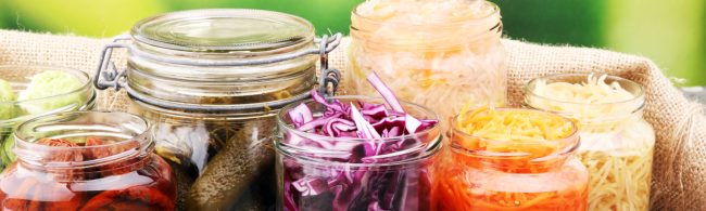 Gefermenteerde voedingsmiddelen – yoghurt, kefir, zuurkool, kimchi, miso en tempeh met levende culturen voor gezonde darmen.