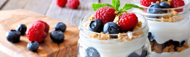 Zomerse yoghurt parfait met vers rood fruit, granola en yoghurt in laagjes – fris ontbijt of licht dessert.