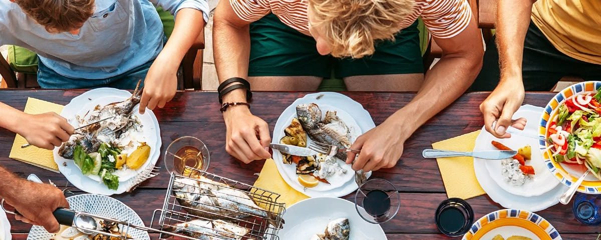 Gezonde zomerse BBQ – gegrilde groente en vis, frisse salades en lichte yoghurtsaus voor een geslaagde barbecue.