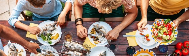 Gezonde zomerse BBQ – gegrilde groente en vis, frisse salades en lichte yoghurtsaus voor een geslaagde barbecue.