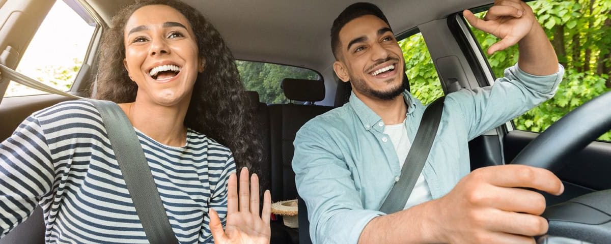 Ontspannen autorijden – rustige ademhaling, losse schouders en korte wandelpauzes voor stressvrij rijden.