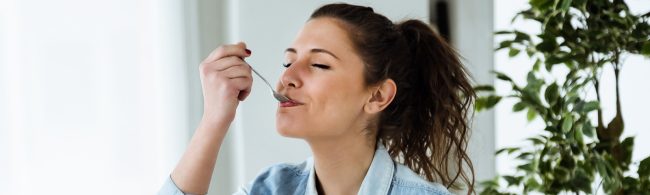 Vol gevoel met voeding – bord met veel groente, peulvruchten, volkoren en eiwitrijke opties voor langdurige verzadiging.