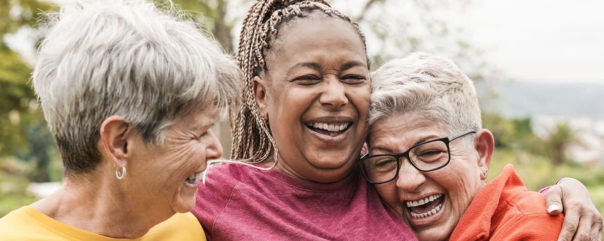 Blue Zones leefstijl – mensen die dagelijks wandelen, eenvoudig plantaardig eten en ontspannen samen tafelen voor een lang en gezond leven.
