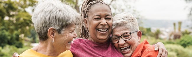 Blue Zones leefstijl – mensen die dagelijks wandelen, eenvoudig plantaardig eten en ontspannen samen tafelen voor een lang en gezond leven.