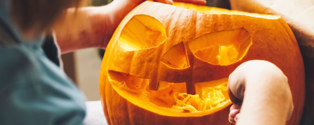 Halloween met pompoen – snijtips, roosteren en gezonde recepten met geroosterde pompoen en knapperige pitten.