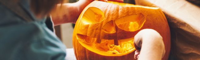 Halloween met pompoen – snijtips, roosteren en gezonde recepten met geroosterde pompoen en knapperige pitten.
