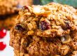 Gezonde havermout-kerstkoekjes met cranberries, abrikozen en noten op bakpapier.