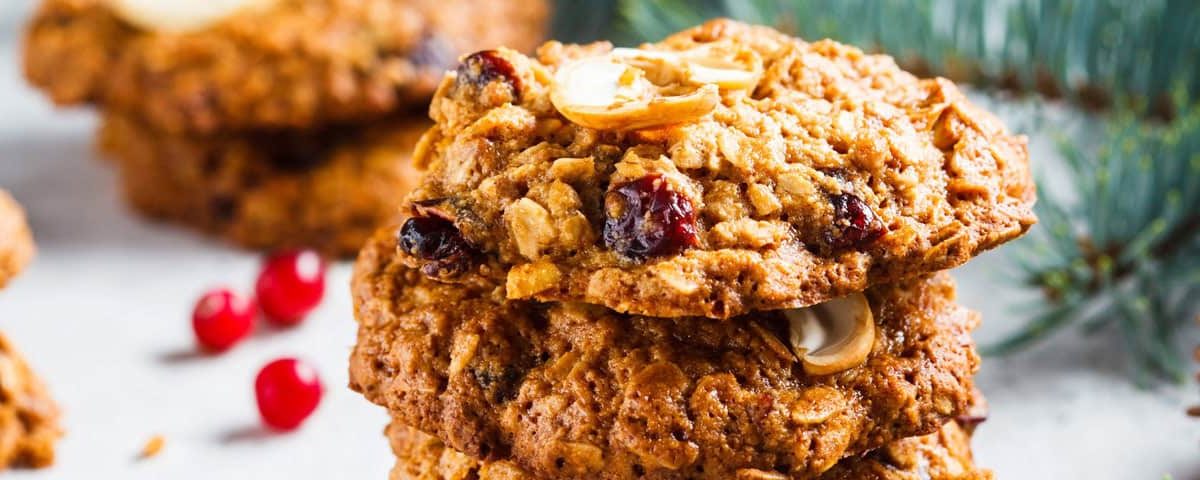 Gezonde havermout-kerstkoekjes met cranberries, abrikozen en noten op bakpapier.