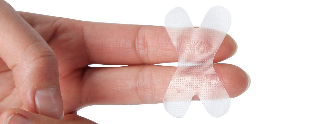 Close-up van vrouw die slaapt met mondtape – focus op ademhaling via de neus en slaapkwaliteit.