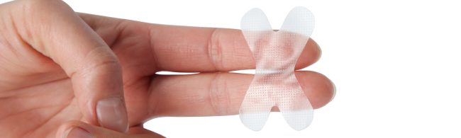 Close-up van vrouw die slaapt met mondtape – focus op ademhaling via de neus en slaapkwaliteit.