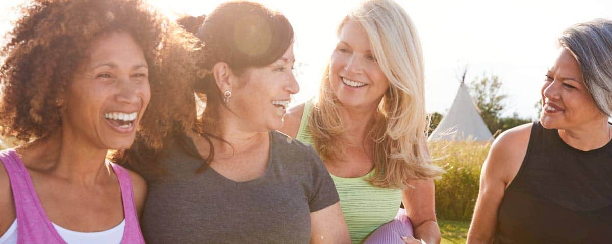 Mensen die samen buiten sporten — duo-workout in het park bij ‘Beweging? Doe het samen!’.