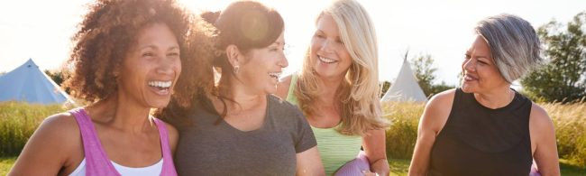 Mensen die samen buiten sporten — duo-workout in het park bij ‘Beweging? Doe het samen!’.