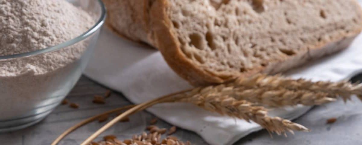 Donker brood op een houten plank – visualiseert de misvatting dat kleur gelijkstaat aan gezonder.