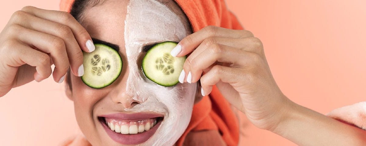 Komkommer- en muntgezichtsmasker: komkommer, verse munt, Griekse yoghurt en honing – verfrissend, verstevigend en hydraterend.