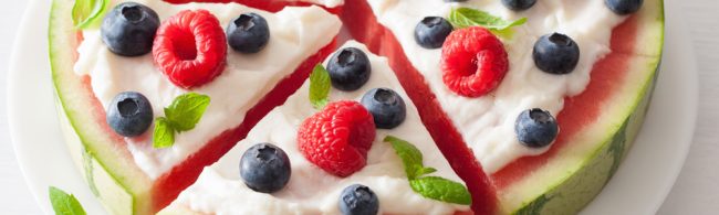 Tien gezonde tussendoortjes onder de 200 kcal, zoals fruitige watermeloen pizza met yoghurt, groentesticks, edamame en lichte eiwitrijke snacks.