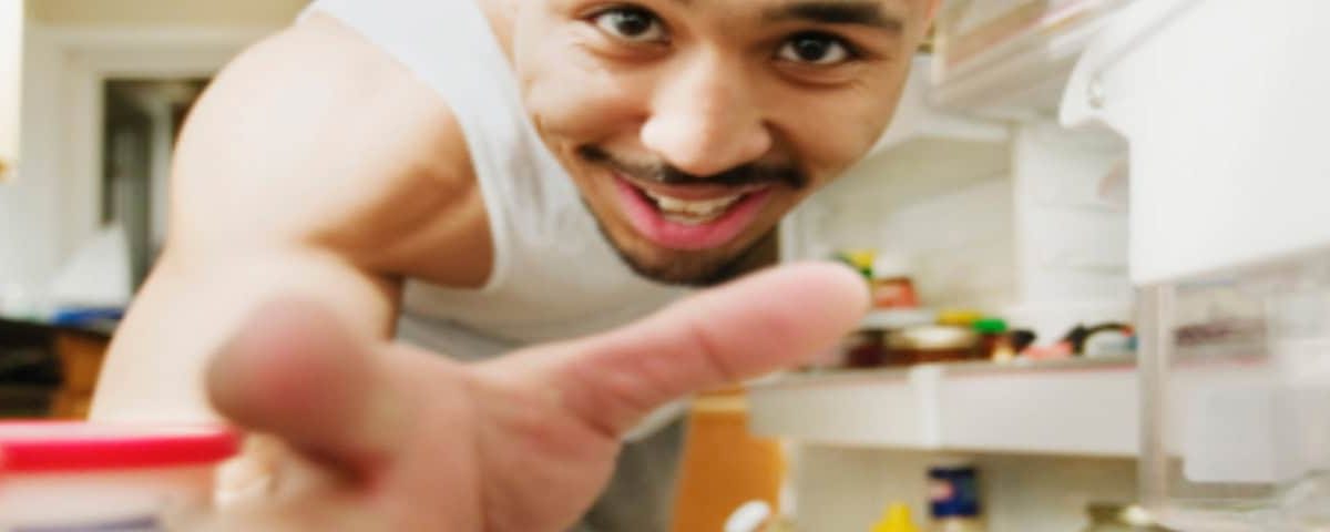 Slimme koelkast met touchscreen, spiegelglas en ingebouwde camera; verbonden via app voor boodschappenlijstjes en vershoudzones.