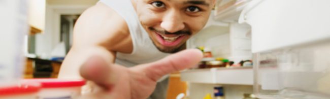 Slimme koelkast met touchscreen, spiegelglas en ingebouwde camera; verbonden via app voor boodschappenlijstjes en vershoudzones.