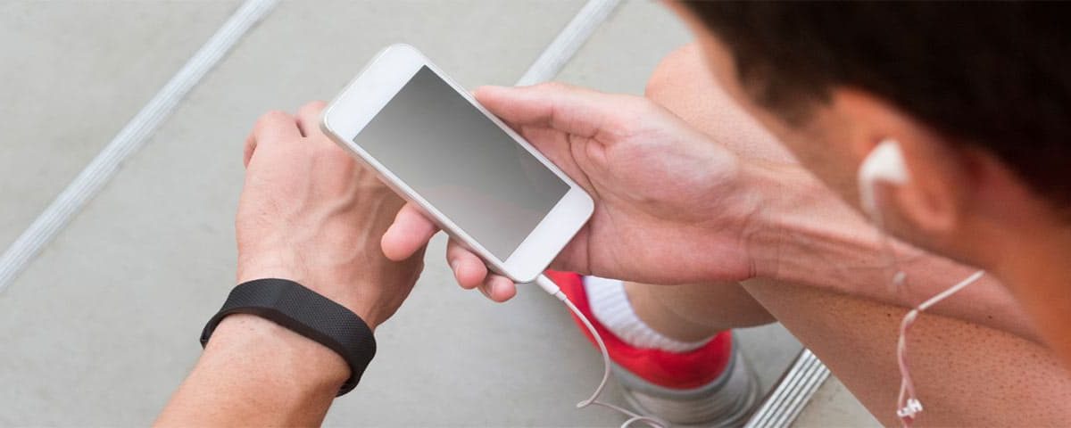 Whoop activity tracker bandloos ontwerp met metrics voor slaap, recovery, strain en stress – wearable voor performance insights