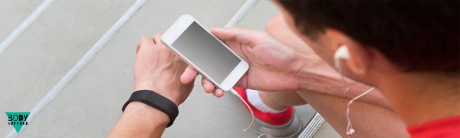 Whoop activity tracker bandloos ontwerp met metrics voor slaap, recovery, strain en stress – wearable voor performance insights