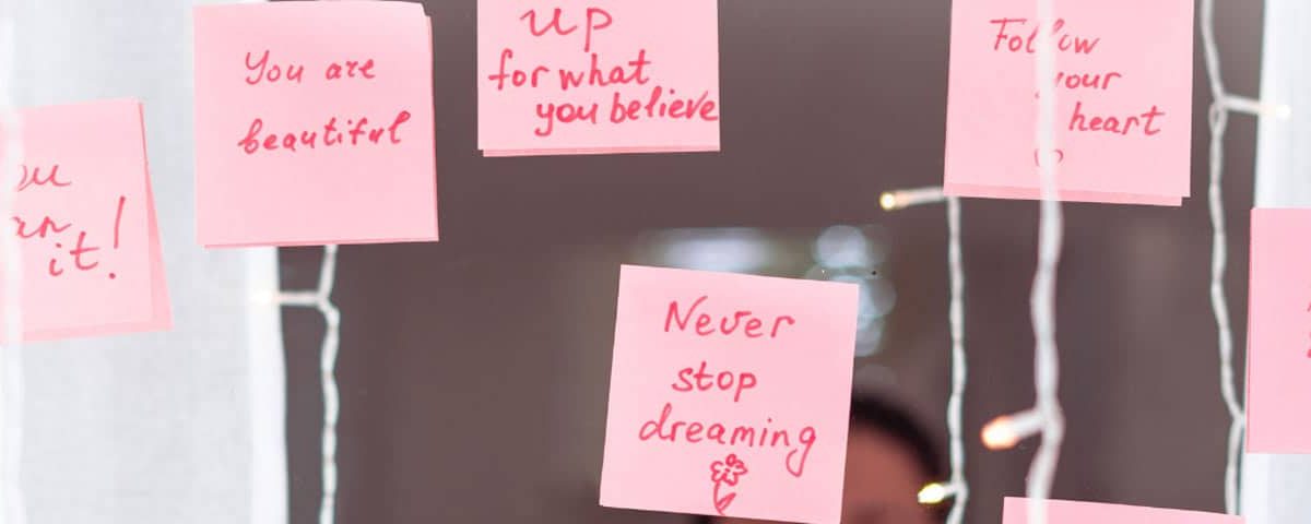 Motiverende affirmaties als tekst op kleurrijke achtergrond voor een positieve mindset – boost je dag met affirmaties.