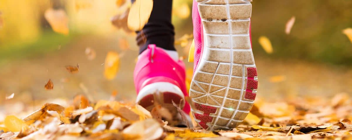 Illustratie bij artikel ‘Gezonde stappen: 10 000 per dag?’ met lopende figuren en een stappenteller, ter ondersteuning van het belang van dagelijks bewegen.