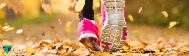 Illustratie bij artikel ‘Gezonde stappen: 10 000 per dag?’ met lopende figuren en een stappenteller, ter ondersteuning van het belang van dagelijks bewegen.