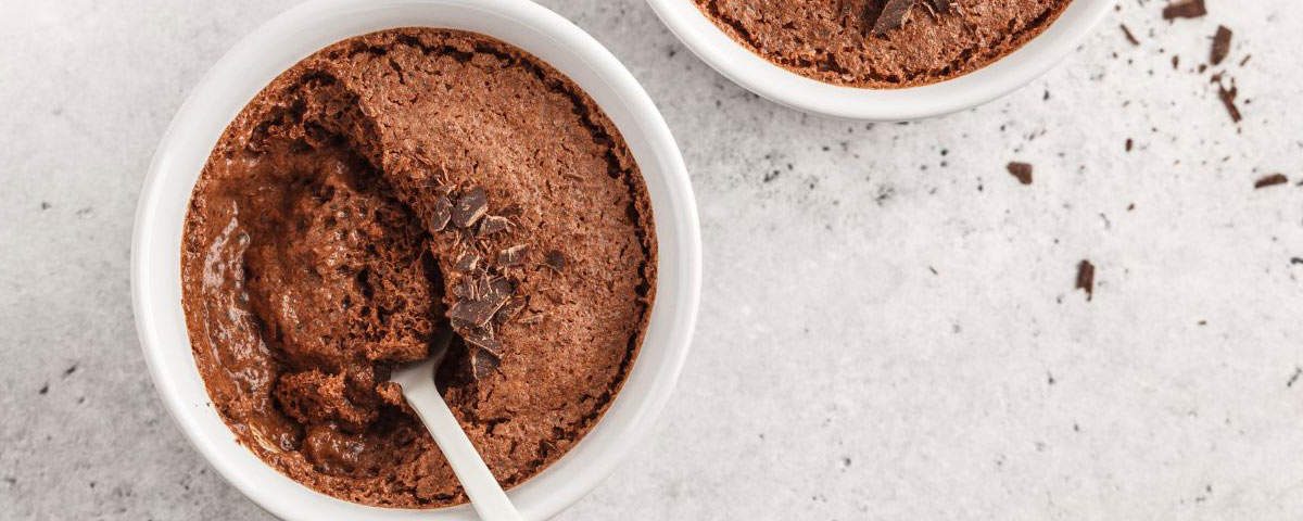 Eiwitrijke chocolademousse – romig dessert met kwark, chia en chocolade, gezond én snel klaar.