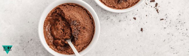 Eiwitrijke chocolademousse – romig dessert met kwark, chia en chocolade, gezond én snel klaar.