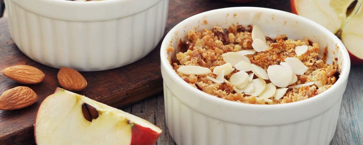 Snelle, gezonde appel-crumble met havermout-topping in ovenschaal, licht dessert of tussendoortje.