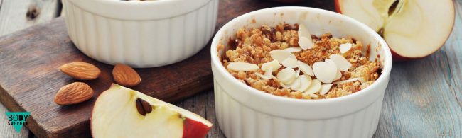 Snelle, gezonde appel-crumble met havermout-topping in ovenschaal, licht dessert of tussendoortje.