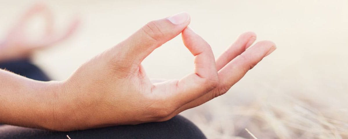 Illustratie van meditatie bij kaarslicht op een winteravond – warmte en rust.