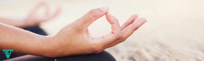 Illustratie van meditatie bij kaarslicht op een winteravond – warmte en rust.