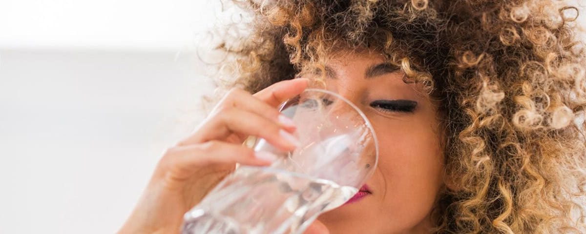 Illustratie van een glas water met citroen, wandelen in ochtendlicht en powernap voor natuurlijke energie.