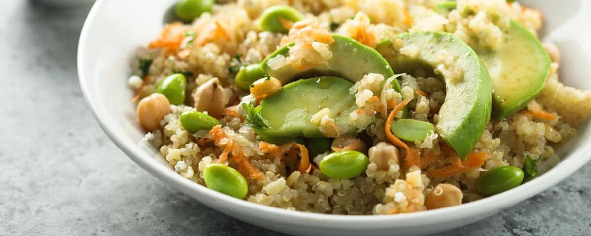 Lente powerbowl met quinoa, knapperige voorjaarsgroenten en frisse dressing.